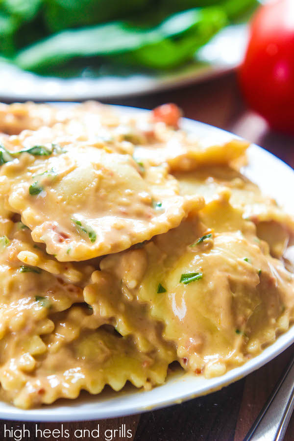 Basil Chicken with Tomato-Alfredo Sauce pictures Basil Chicken with Tomato-Alfredo Sauce photo