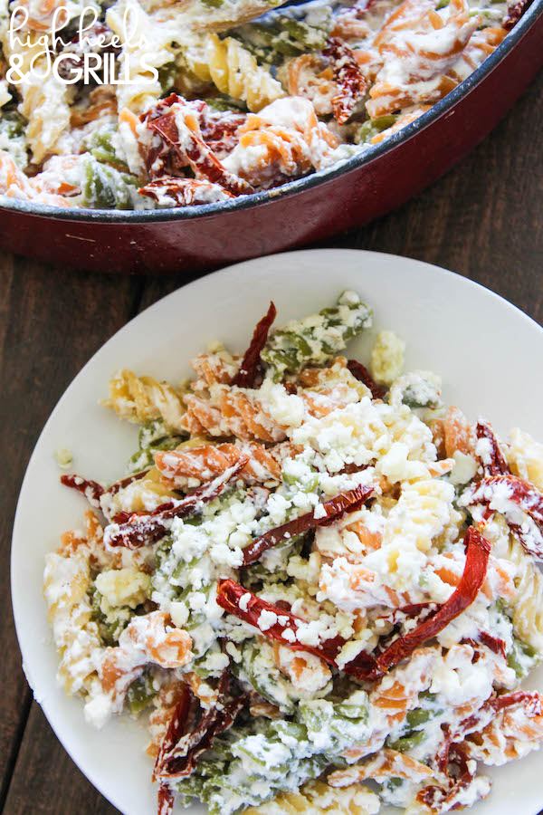 Skinny Gorgonzola Pasta with Sundried Tomatoes - This is an awesome, lightened up dinner recipe! #RonzoniSummer https://www.highheelsandgrills.com/skinny-gorgonzola-pasta-with-sundried-tomatoes/
