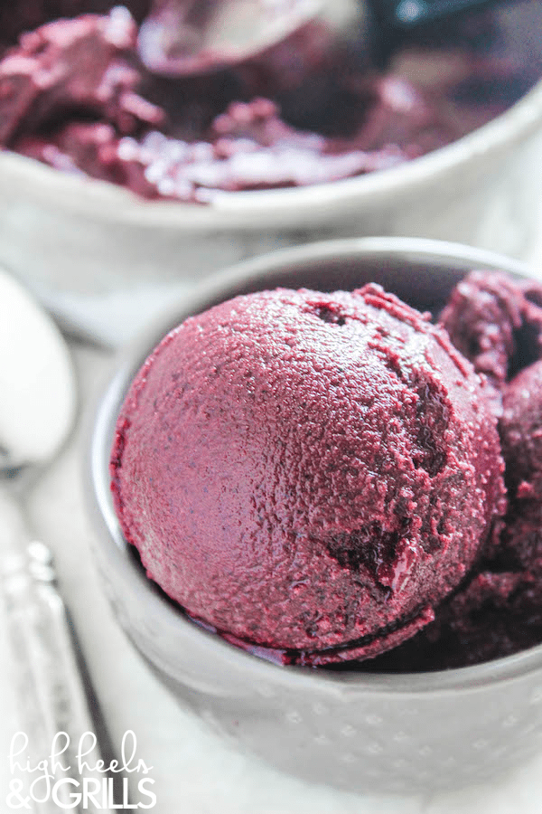 Skinny Blueberry Frozen Yogurt - Blueberries, honey, yogurt, and a squeeze of lemon. Just four ingredients to bring you this delicious dessert!
