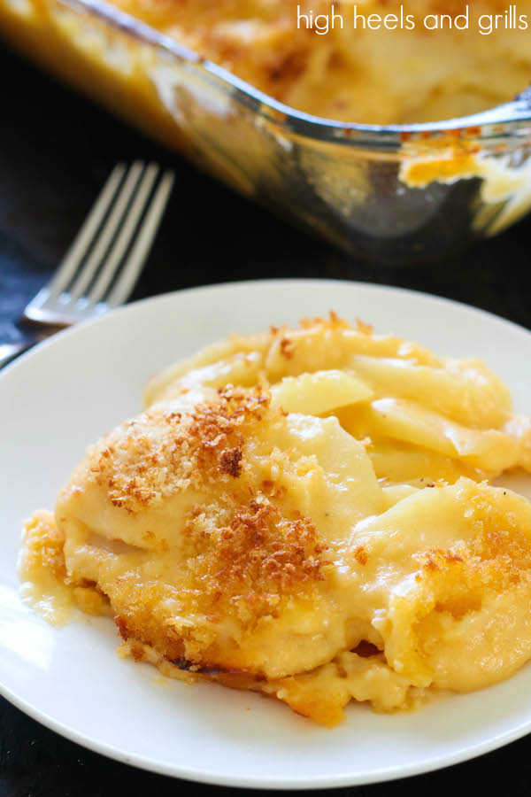 Cheesy Scalloped Potatoes - cheesy, easy to make, and the Panko bread crumbs on top give it the perfect hint of crunchiness! https://www.highheelsandgrills.com/cheesy-scalloped-potatoes/